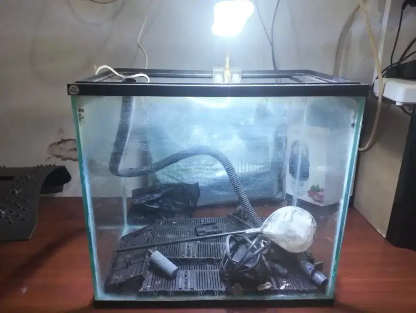 Dijual Murah Aquarium ikan lengkap lampu dll sesuai foto masi bagus