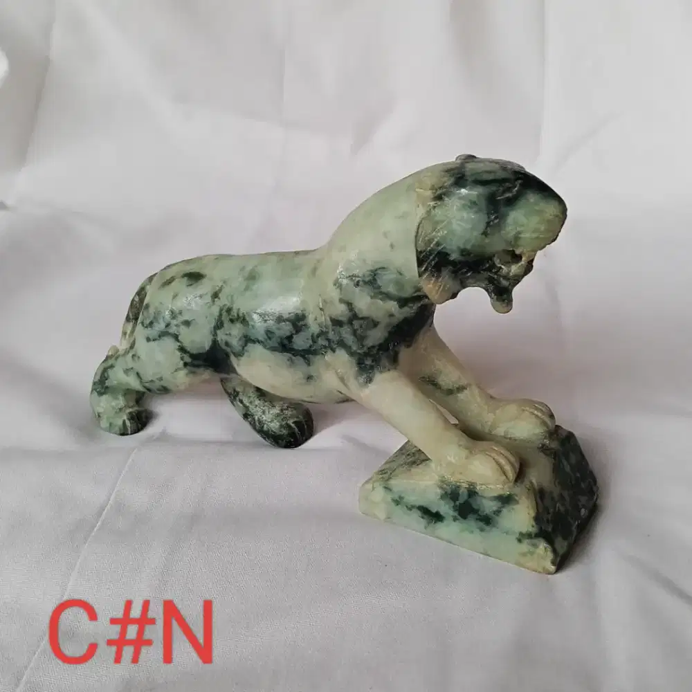 Patung batu natural jedeite jade type A,burma. Gem id card IGS