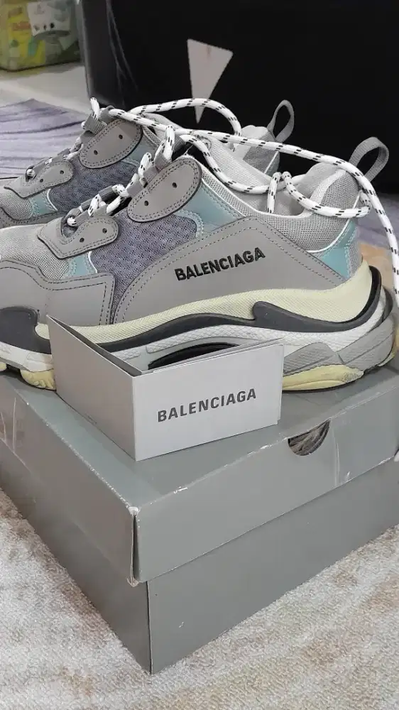 Jual sneakers Balenciaga triple S