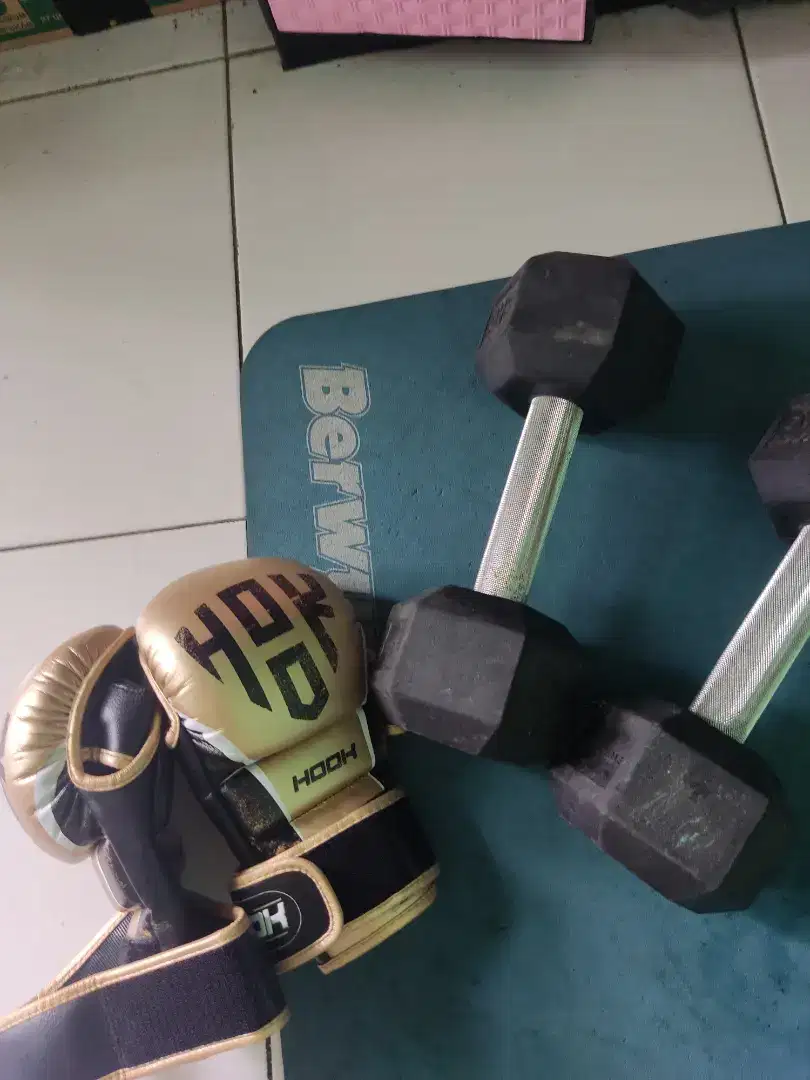 Dijual Glove  MMA dan Dumbell 8kg