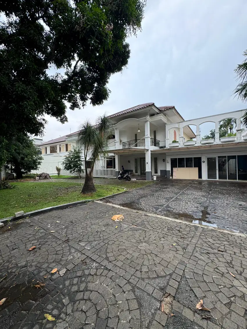 Rumah besar yang asri dengan Swimming pool