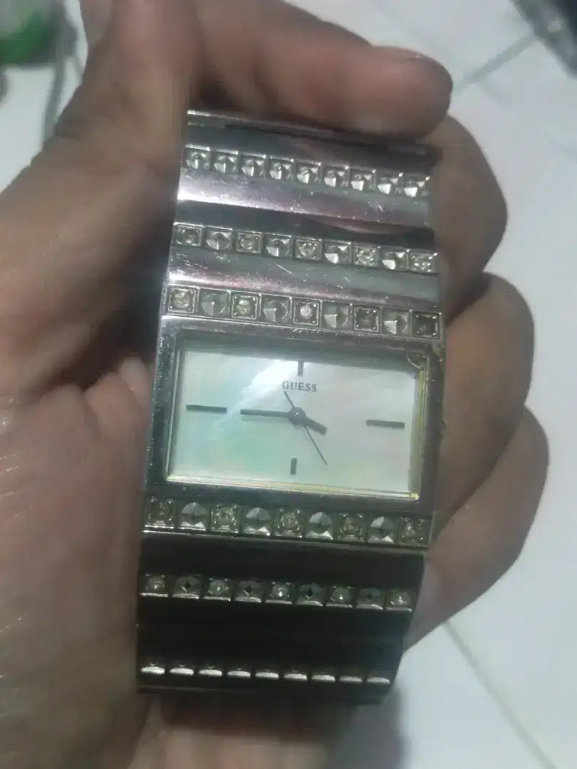 Jam tangan wanita merk Guess