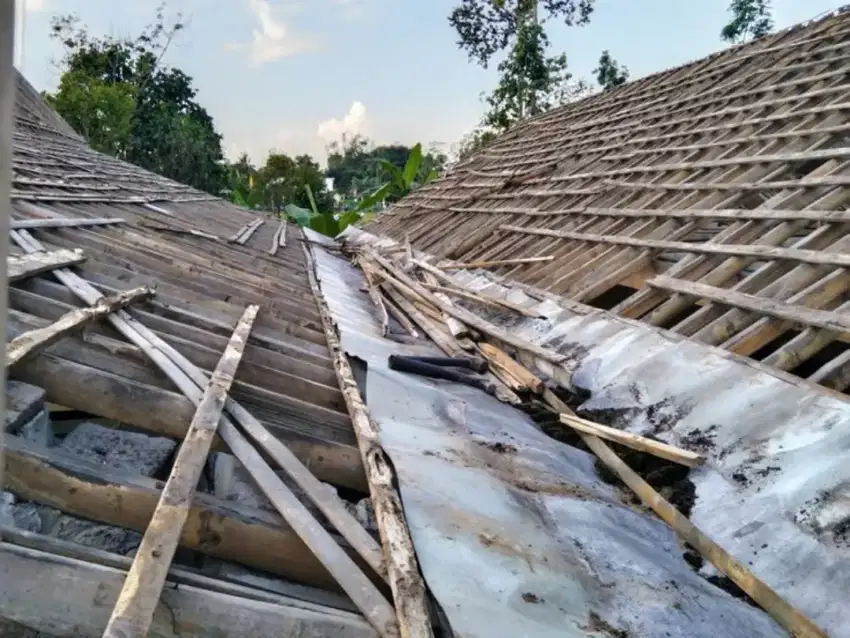 Tukang perbaikan atap bocor, perbaikan talang air, dinding rembes, dll