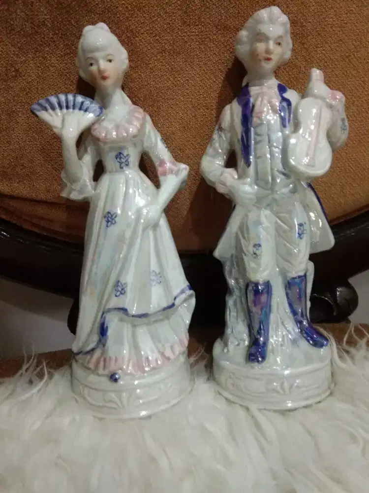 Sepasang patung keramik