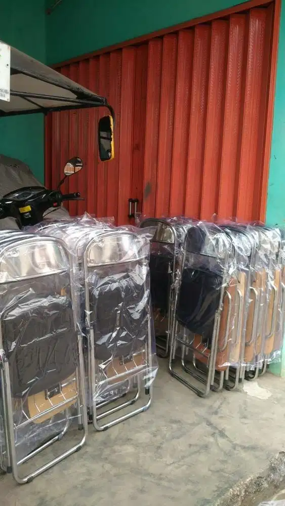 Kursi kuliah , kursi belajar , kursi menulis , kursi sekekolah