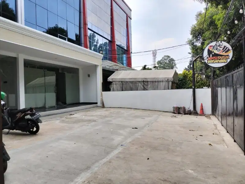 Dijual 1 UNIT RUKO 3,5 lantai lokasi  strategis pinggir Jalan besar.