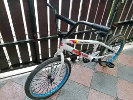 Sepeda bmx warna putih