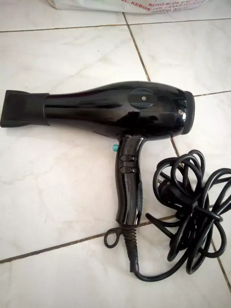 Hairdryer (pengering rambut)