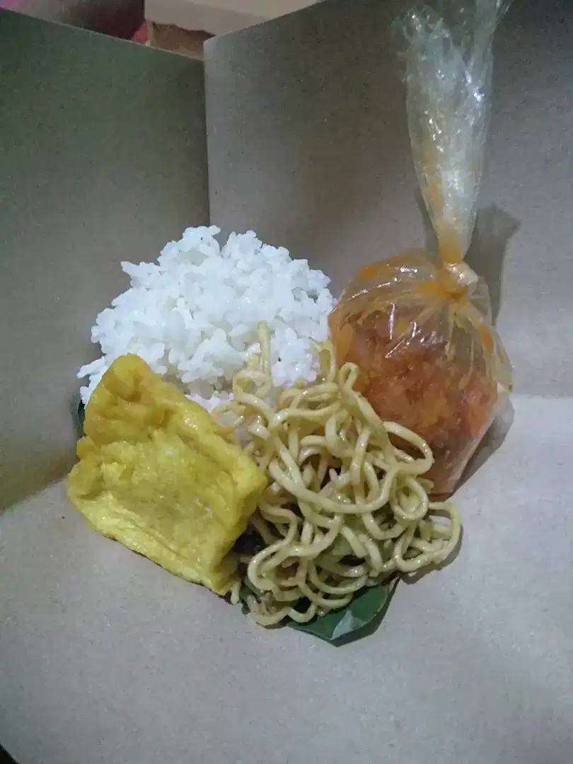 Nasi bungkus ayam rendang padang