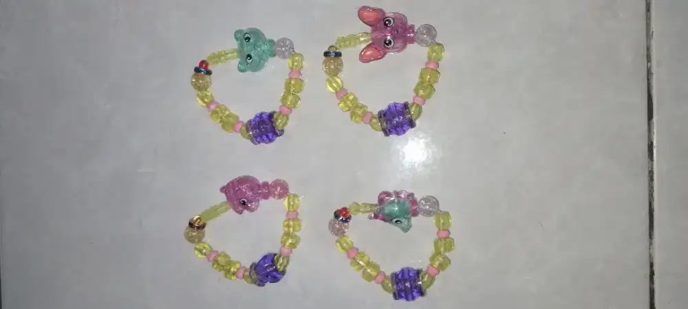 Gelang tangan anak,bahan manik2 sedang,tali karet kuat,kondisi ok,nego