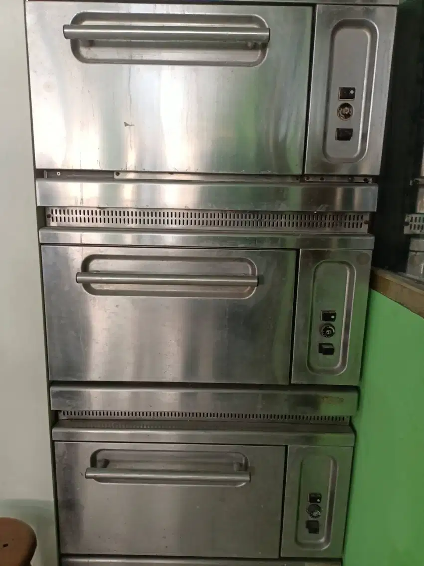 Oven 3 tungku dan mixer serta kulkas dan kompor