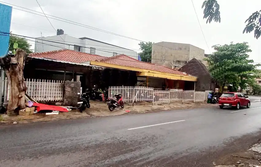 Rumah plus ruang usaha tepi jalan besar tengah kota solo