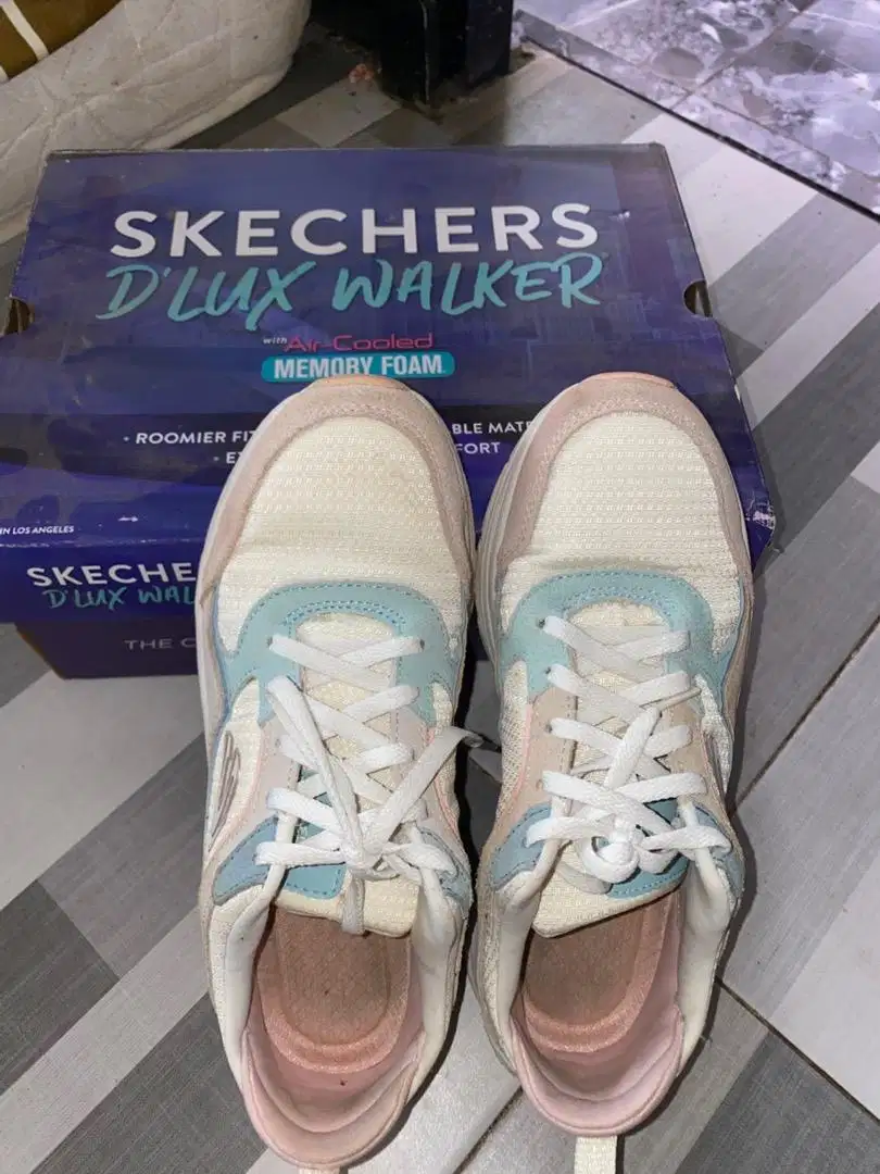 Sepatu skechers d’lux walker