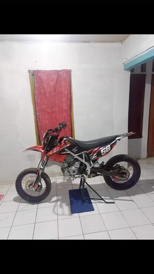 Motor supermoto Kawasaki klx