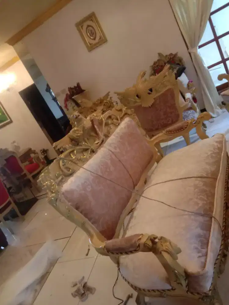 Menerima servis sofa panggilan