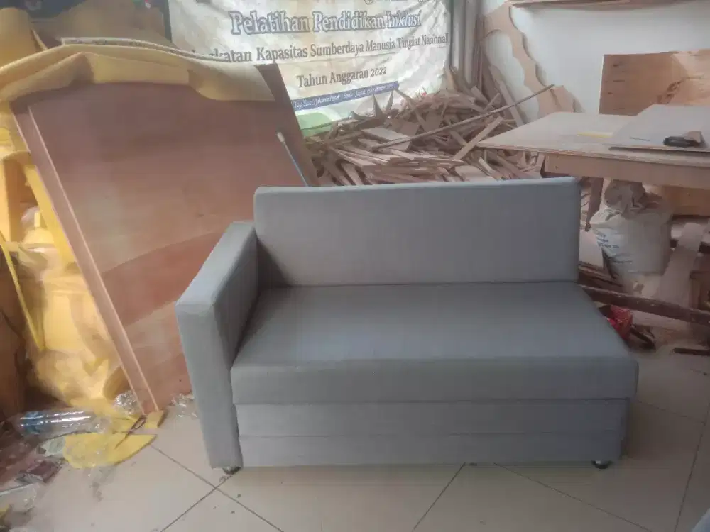 Menerima servis sofa panggilan