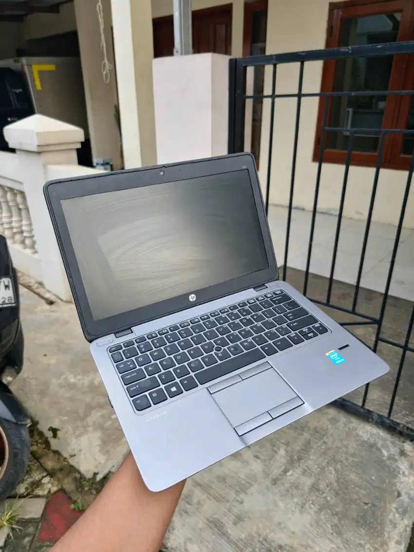 Laptop Hp Elitebook 820 G3 RAM 8GB SSD 256GB Kondisi normal siap pakai