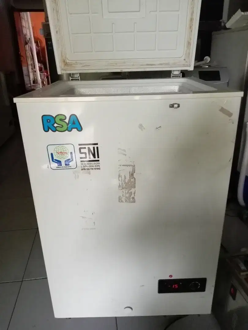 Freezer box merek RSA 100ltr masih orisinil masih ada kuncinya