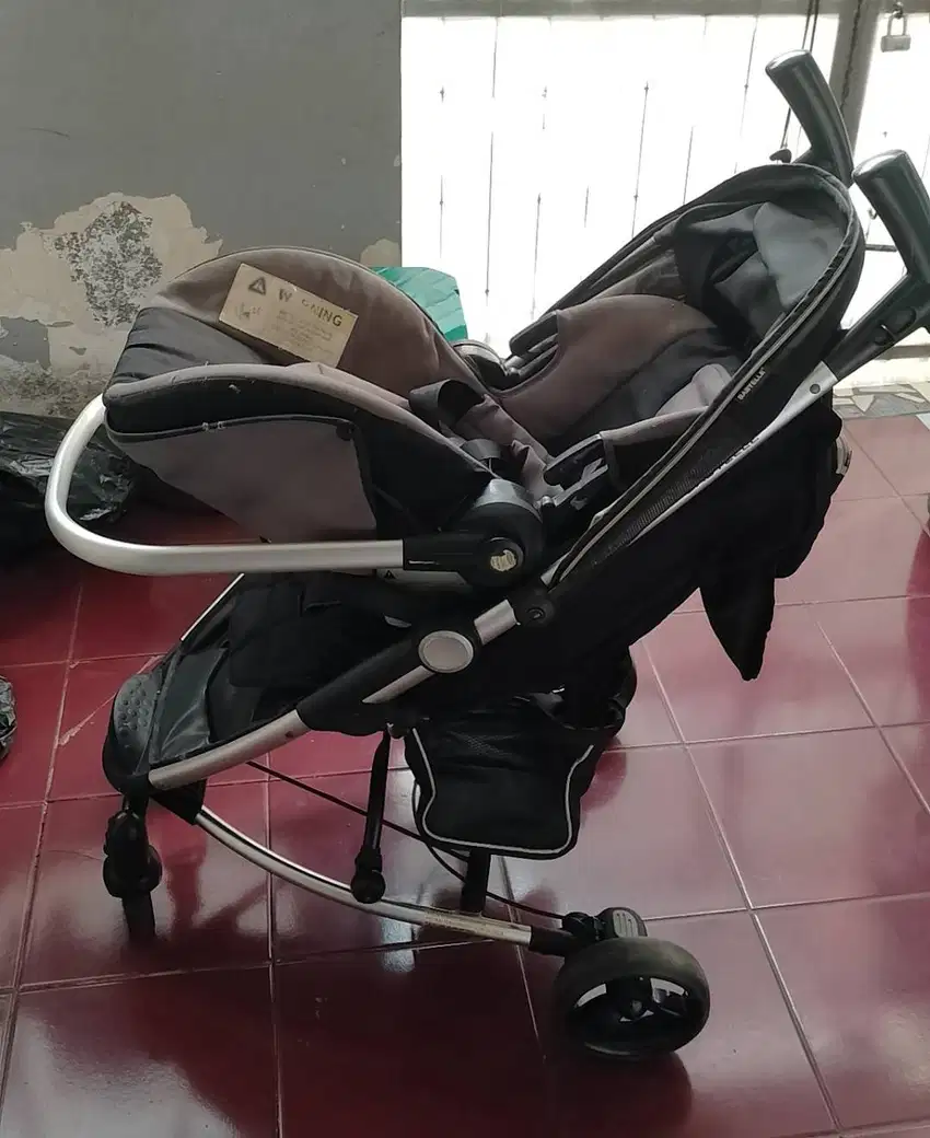 Dijual Kereta Bayi/Stroller set dengan Car Seat merk Baby Elle