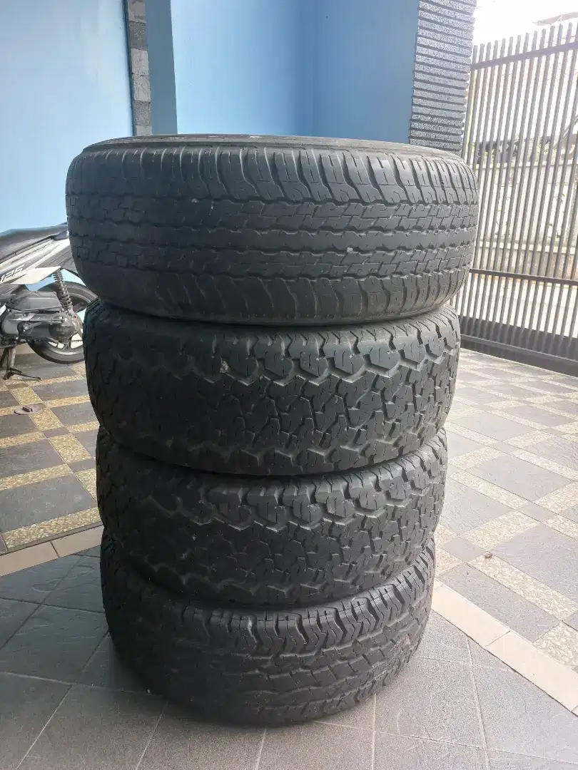 Ban Mobil AT 265/65 R17