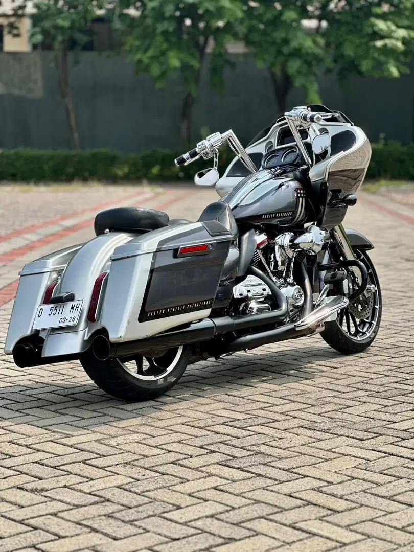 Harley Roadglide CVO 2019 Patriot Silver odo rendah