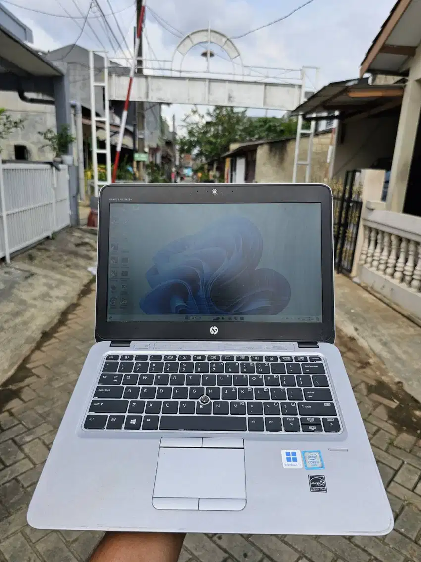 Laptop Hp Elitebook 820 G3 RAM 8GB SSD 256GB Kondisi normal siap pakai