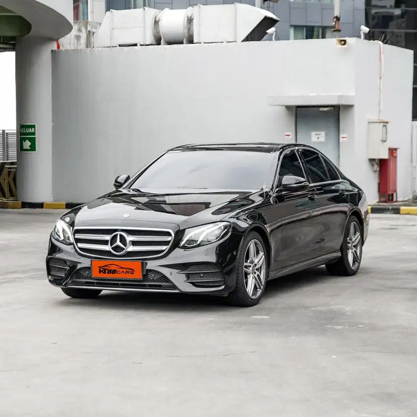 (FREE 1Year Emergency)Mercedes Benz E300 AMG Line At 2017 Hitam