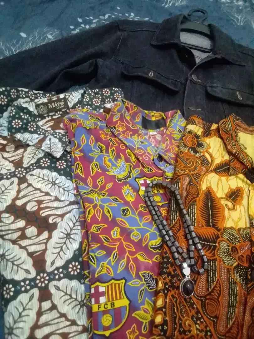 Jaket jeans, 3 batik 1 kalung lesehatan