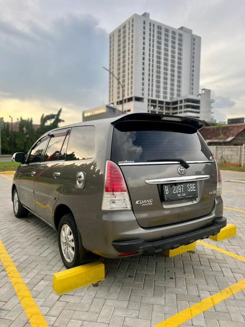 Toyota Kijang Innnova Diesel 2010 2.5 V AT Abu Abu