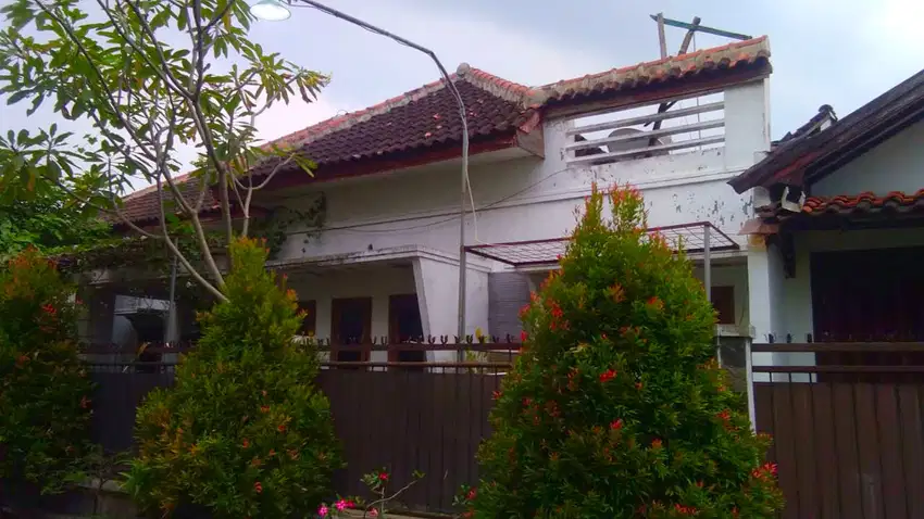 Rumah di Kepuh Permai, Jombang garasi besar