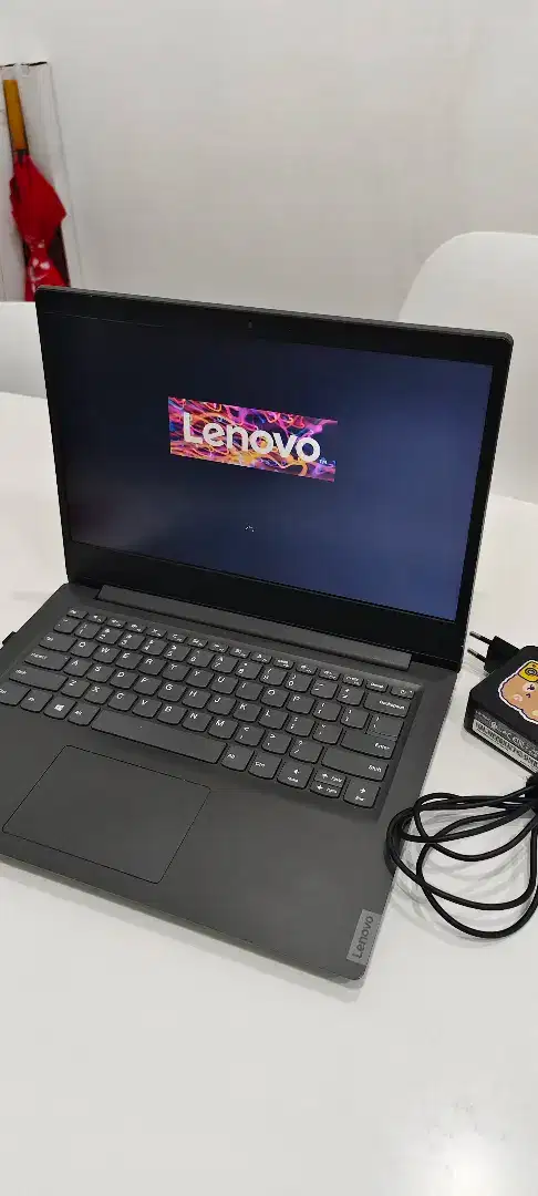 Laptop LENOVO V14-ADA