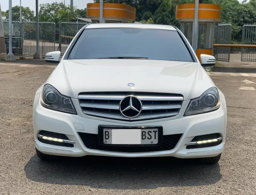 MERCEDES BENZ C 200 AT PUTIH 2014