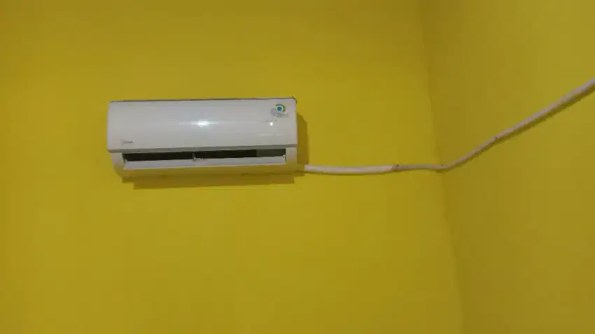 AC Midea 1/2 PK baru pakai 4 bulan