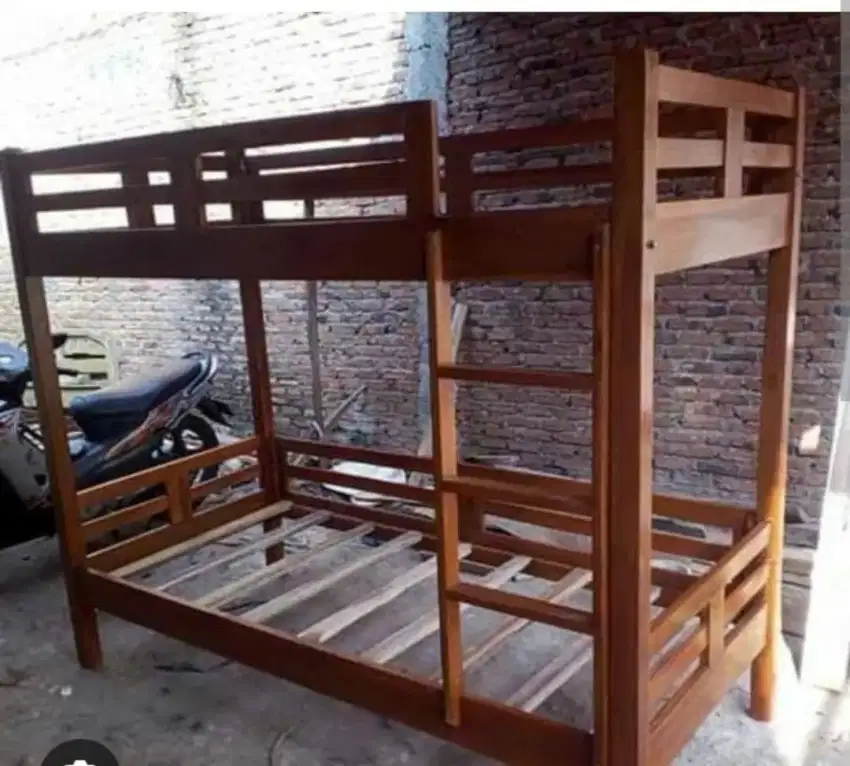 Tempat tidur kayu tingkat