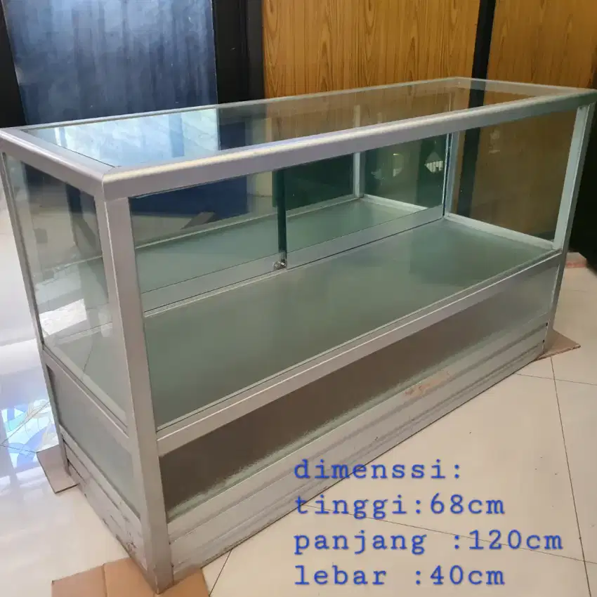 Etalase aluminium belakang cermin