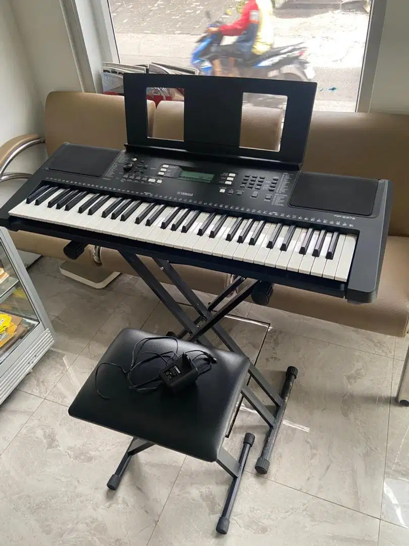 Yamaha Keyboard PRS E373 Like New + stand + kursi