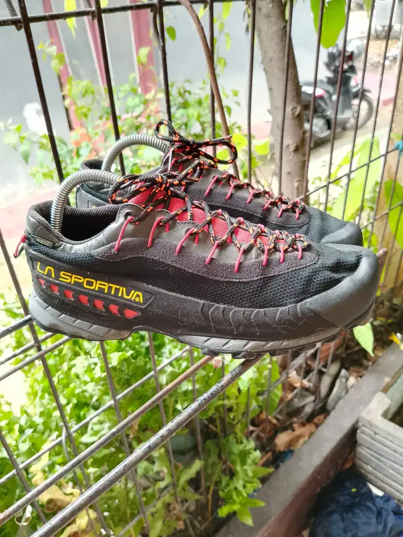 Sepatu hiking la sportiva