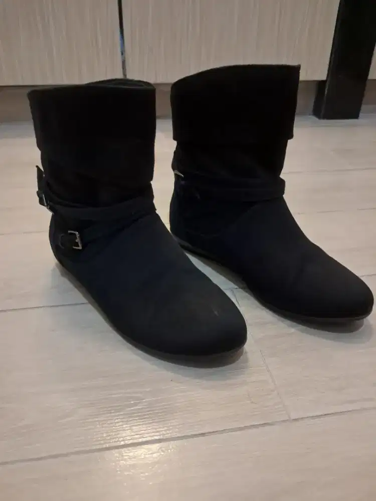 SEPATU SANDAL BOOTS HITAM BAHAN SUEDE MERK LOWER EAST SIDE SIZE 36