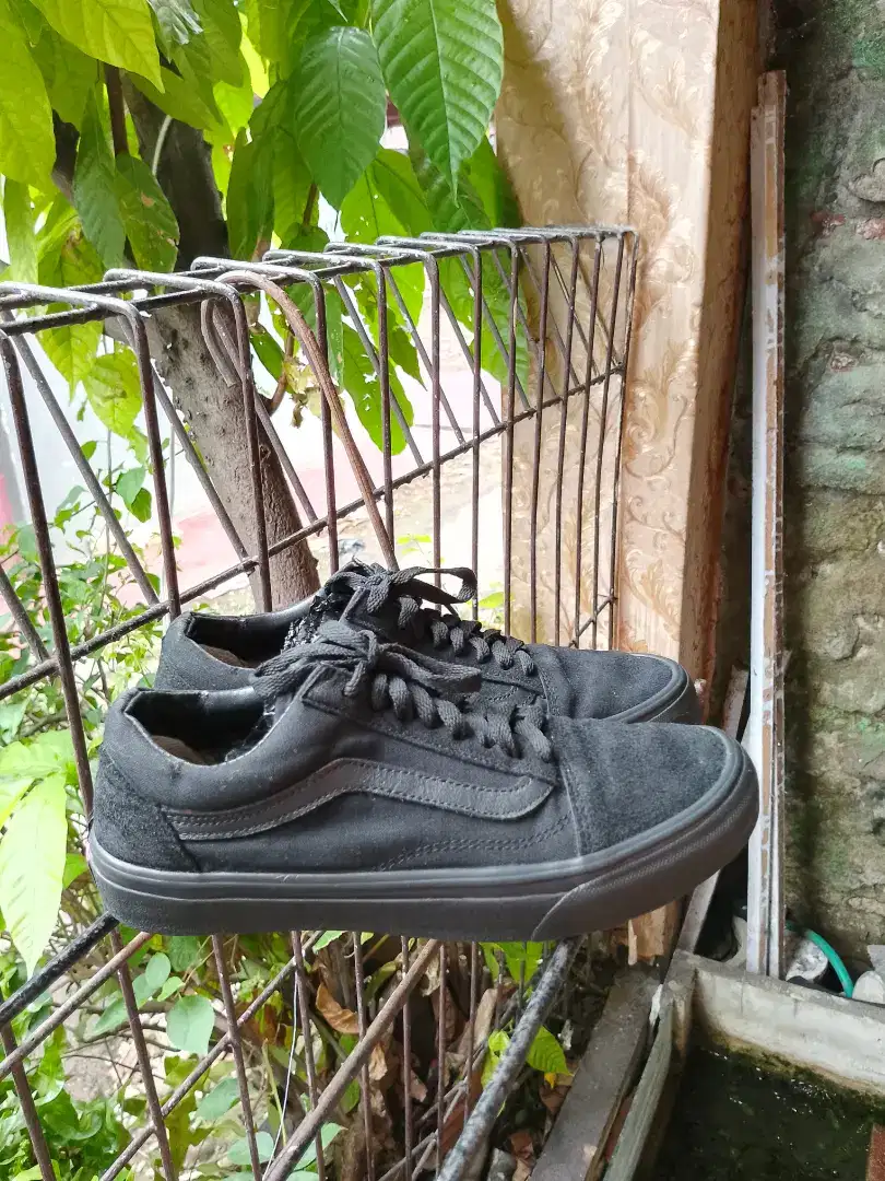 Sepatu casual Vans full black