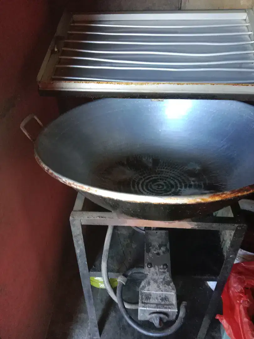 Tirisan ayam goreng, dudukan kompor, penggorengan
