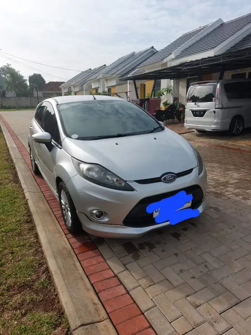 Dijual mobil Ford fiesta tahun 2011 matic