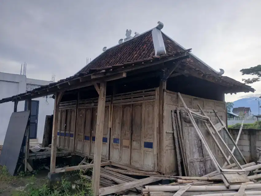 Rumah kayu gebyok limasan