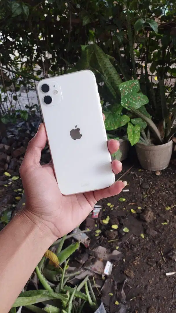 Iphone 11 128 gb garansi resmi kondisi masih mulus banget like new