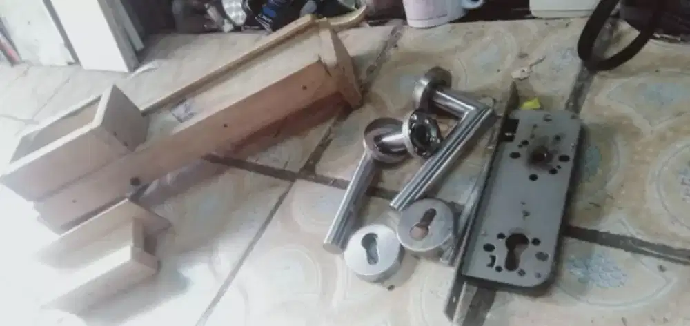 Slhkn plh slh 1 dr se set kunci pintu atau sblh nya hrg murah cpt dpt