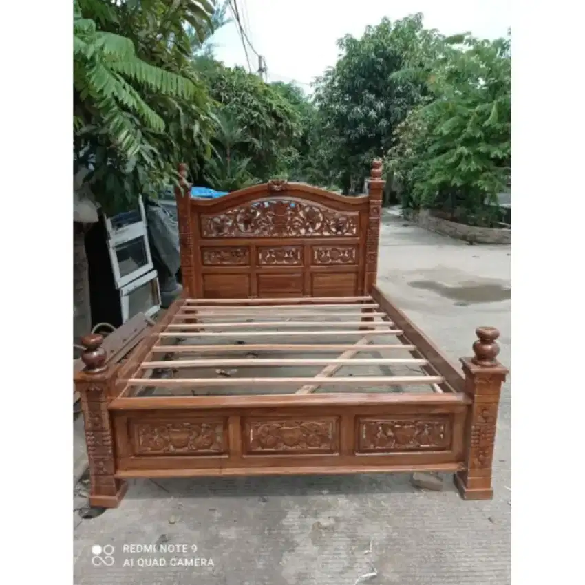 Dipan Tempat Tidur Kayu