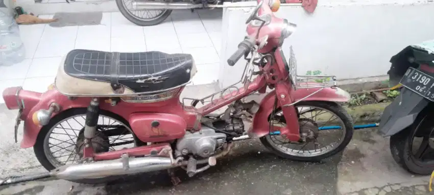 Honda C70 warna merah