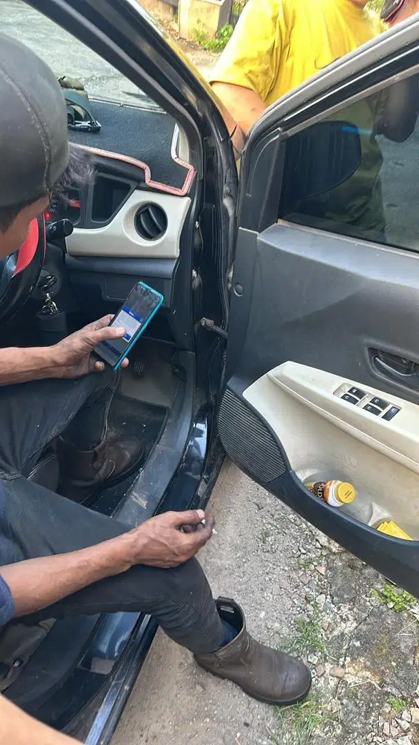 PEKERJA TOKO SPAREPART MOBIL