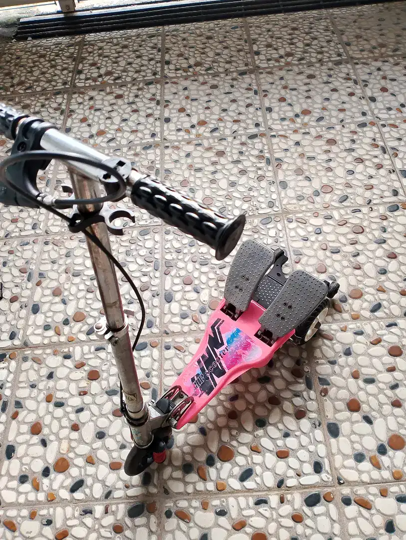 Skuter anak pedal injak