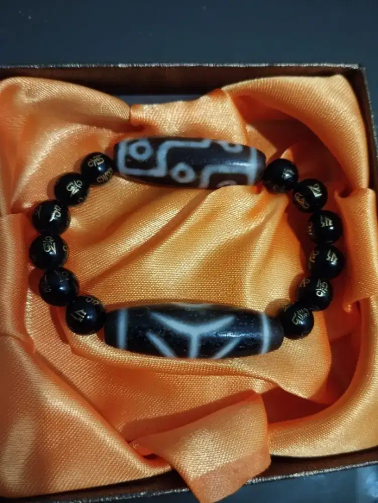 Gelang batu tipet