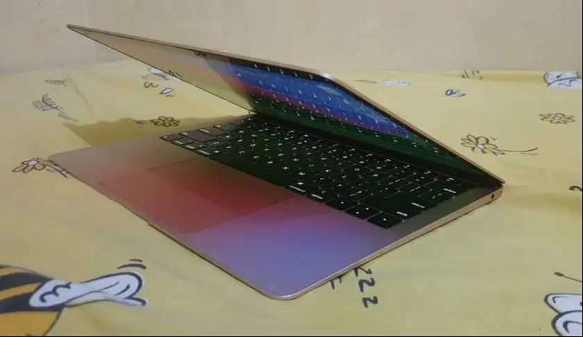 MacBook Air 2019 SSD 256GB Warna Rose gold Mulus Normal Nego Tipis